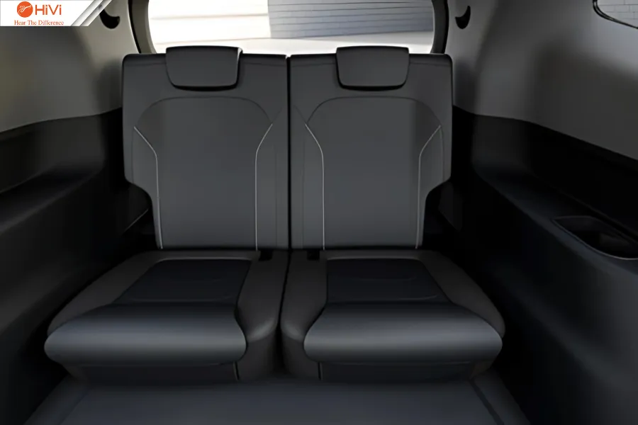 VinFast Limo Green có khoảng duỗi chân rộng rãi, ghế bọc da cao cấp