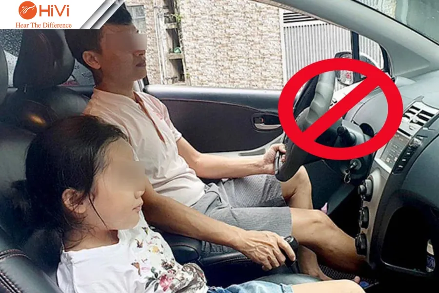 Trẻ em ngồi ghế trước ô tô có nguy cơ gì